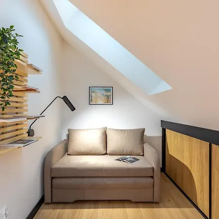 Hofmana F10 Invest * 斯克拉斯卡波伦巴